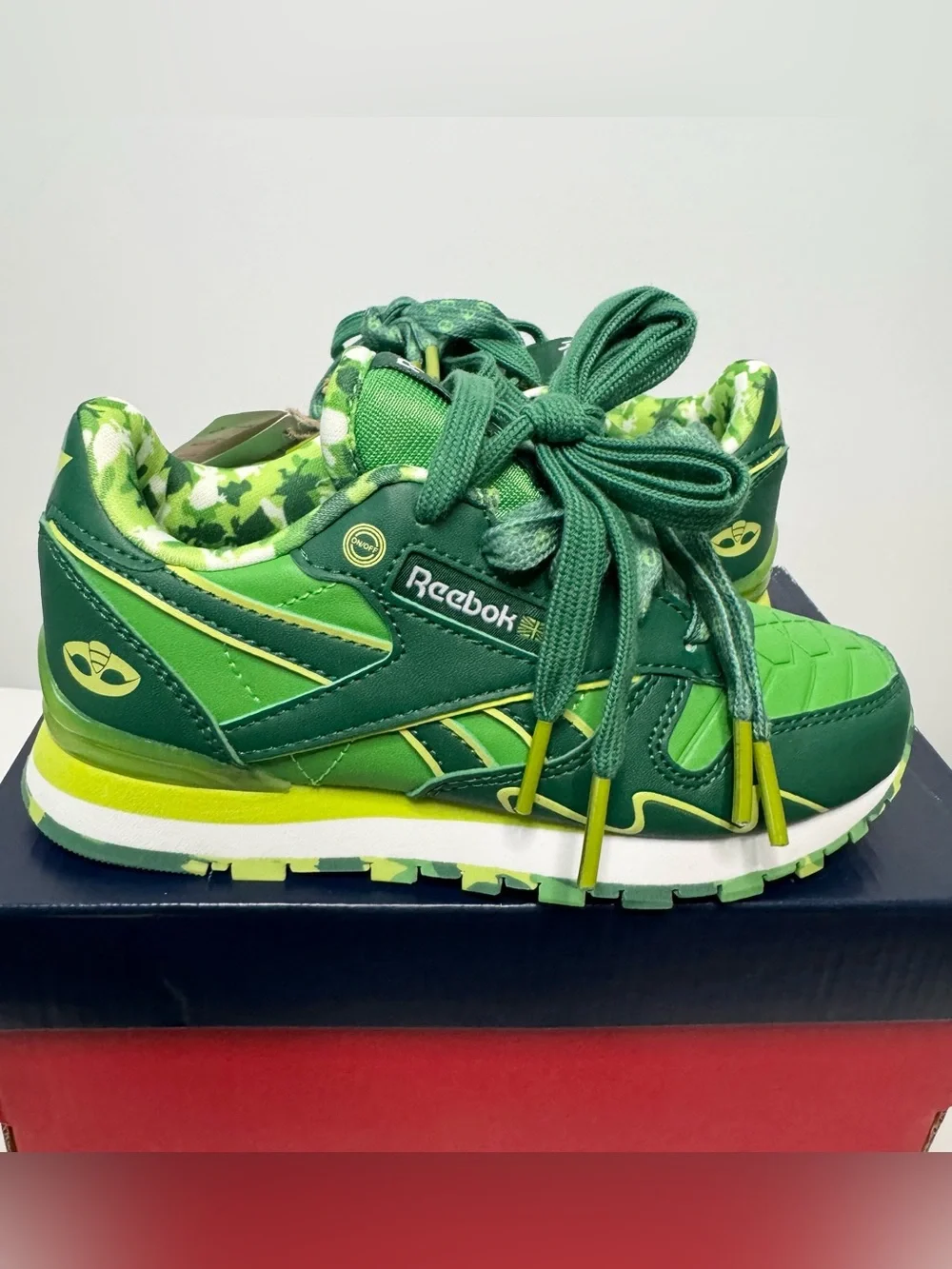 Reebok Kids Classic Leather Step N Flash Gekko PJ Masks Sneakers